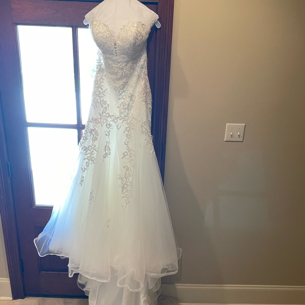 Essence of Australia Emmett Wedding Dress 14 US
Professionally cleaned